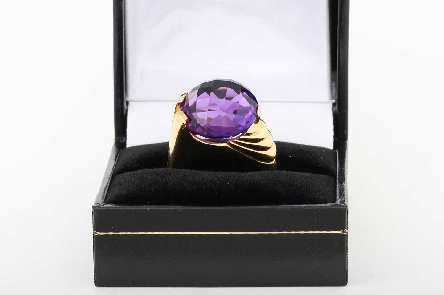 Lot 61 - AN AMETHYST RING, the oval faceted amethyst...