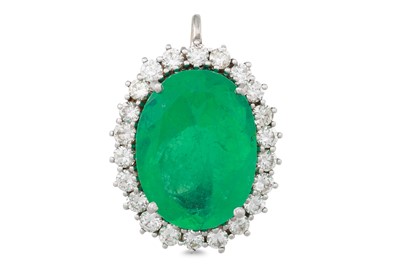 Lot 306 - AN EMERALD AND DIAMOND CLUSTER PENDANT, the...