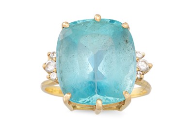 Lot 139 - AN AQUAMARINE RING, the cushion cut stone to...