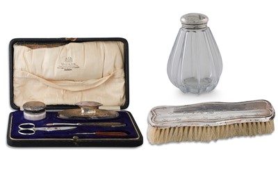 Lot 408 - AN EARLY 20TH CENTURY TRAVELLING MANICURE SET,...