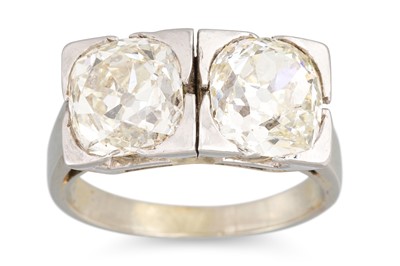 Lot 286 - AN ART DECO TWO STONE DIAMOND RING, set with...