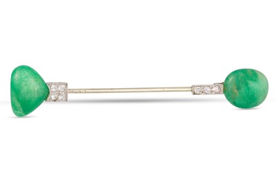 Lot 287 - AN EARLY 20TH CENTURY DIAMOND AND EMERALD PIN...