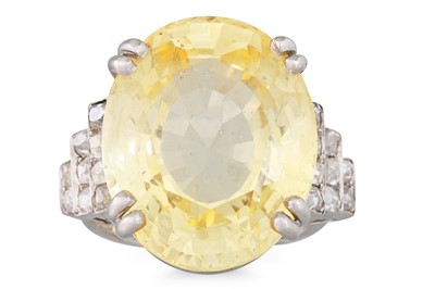 Lot 290 - AN EARLY 20TH CENTURY YELLOW SAPPHIRE AND...