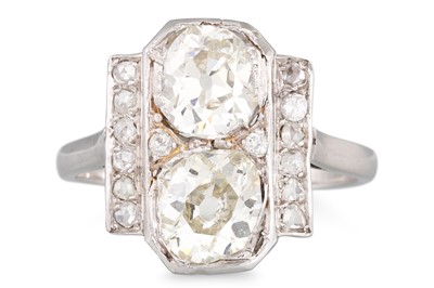 Lot 293 - AN EARLY 20TH CENTURY DIAMOND TWO STONE RING,...