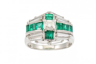 Lot 420 - A DIAMOND AND EMERALD CLUSTER RING, the centre...