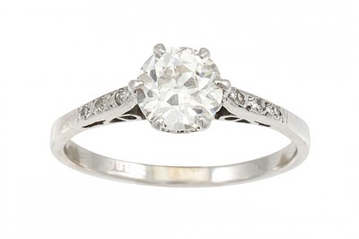 Lot 421 - A DIAMOND SOLITAIRE RING, the old cut diamond...