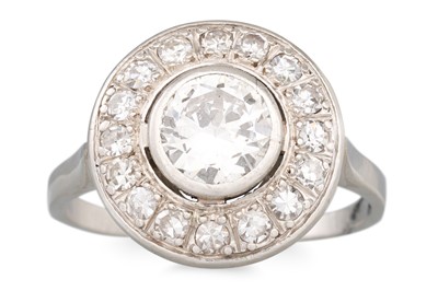 Lot 303 - AN ART DECO DIAMOND RING, of circular cluster...