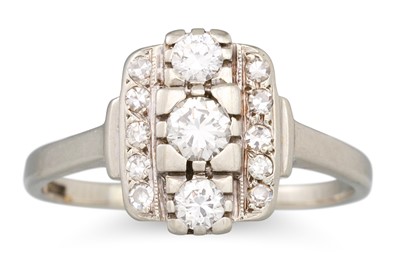 Lot 307 - AN ART DECO DIAMOND RING, of plaque form,...