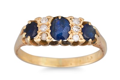 Lot 171 - A VINTAGE SAPPHIRE AND DIAMOND THREE STONE...