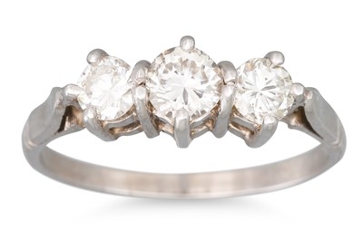 Lot 194 - A THREE STONE DIAMOND RING, the brilliant cut...