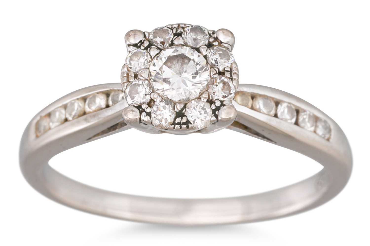 Lot 28 - A DIAMOND SOLITAIRE RING, the round brilliant...