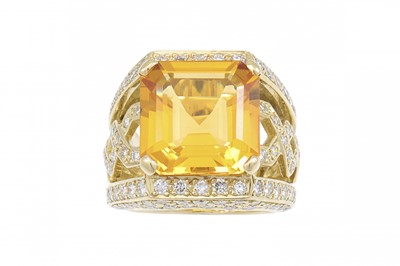 Lot 294 - A LARGE CITRINE AND DIAMOND CLUSTER RING, the...