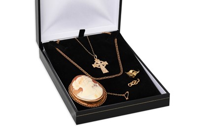 Lot 110 - A COLLECTION OF GOLD ITEMS, to include a 1950s...