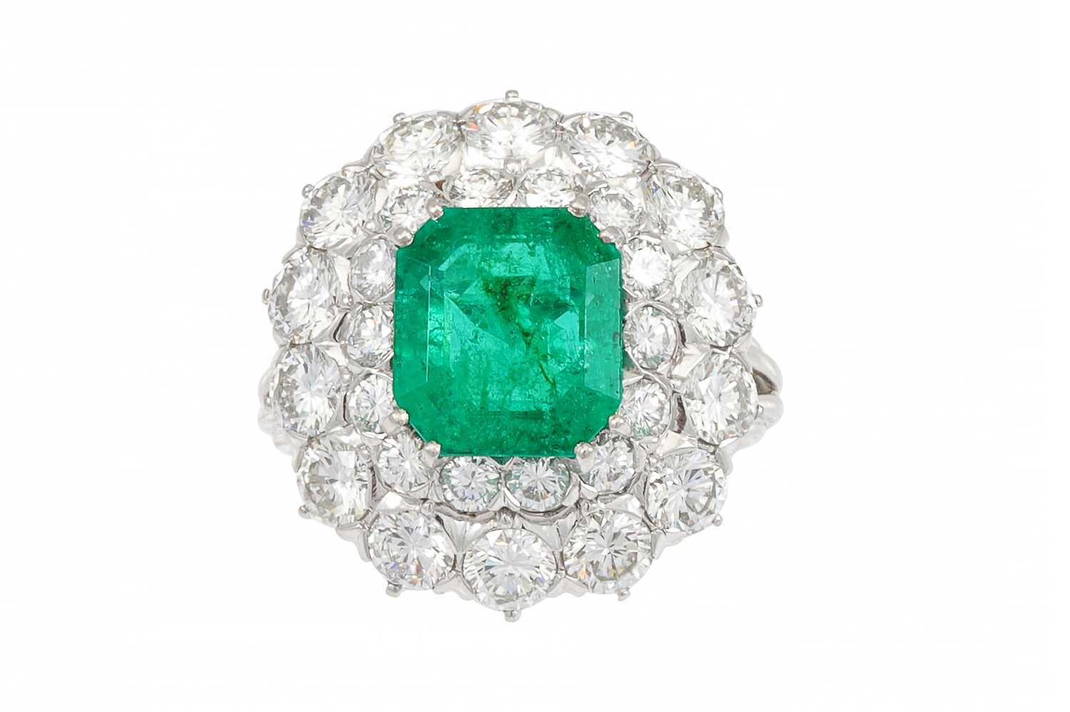 Lot 296 - AN EMERALD AND DIAMOND CLUSTER RING, the...