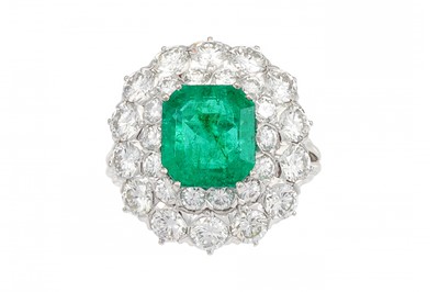 Lot 424 - AN EMERALD AND DIAMOND CLUSTER RING, the...