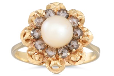 Lot 190 - A DIAMOND AND PEARL CLUSTER RING, mounted in...