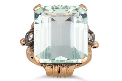 Lot 213 - A RETRO AQUAMARINE RING, c 1940s, diamond...