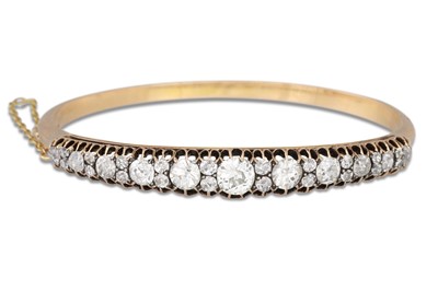 Lot 249 - AN ANTIQUE DIAMOND BANGLE, the graduated old...