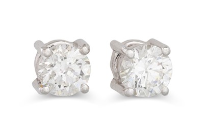 Lot 254 - A PAIR OF DIAMOND STUD EARRINGS, the brilliant...