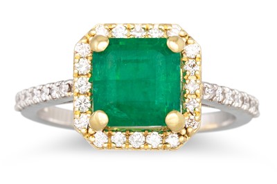 Lot 268 - AN EMERALD AND DIAMOND CLUSTER RING, the...