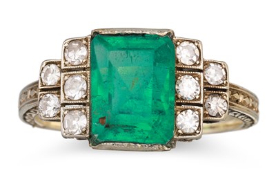 Lot 269 - AN ANTIQUE DIAMOND AND EMERALD RING,...