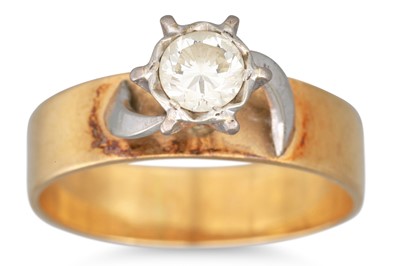 Lot 122 - A DIAMOND SOLITAIRE RING, the high set round...