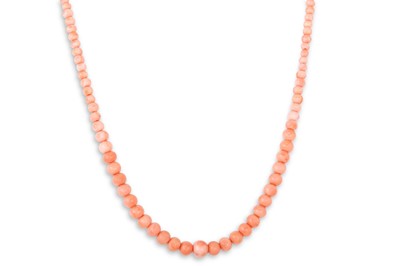 Lot 118 - A VINTAGE CORAL NECKLACE, the single graduated...