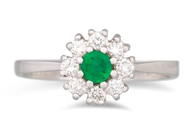 Lot 161 - A DIAMOND AND EMERALD CLUSTER RING, mounted in...