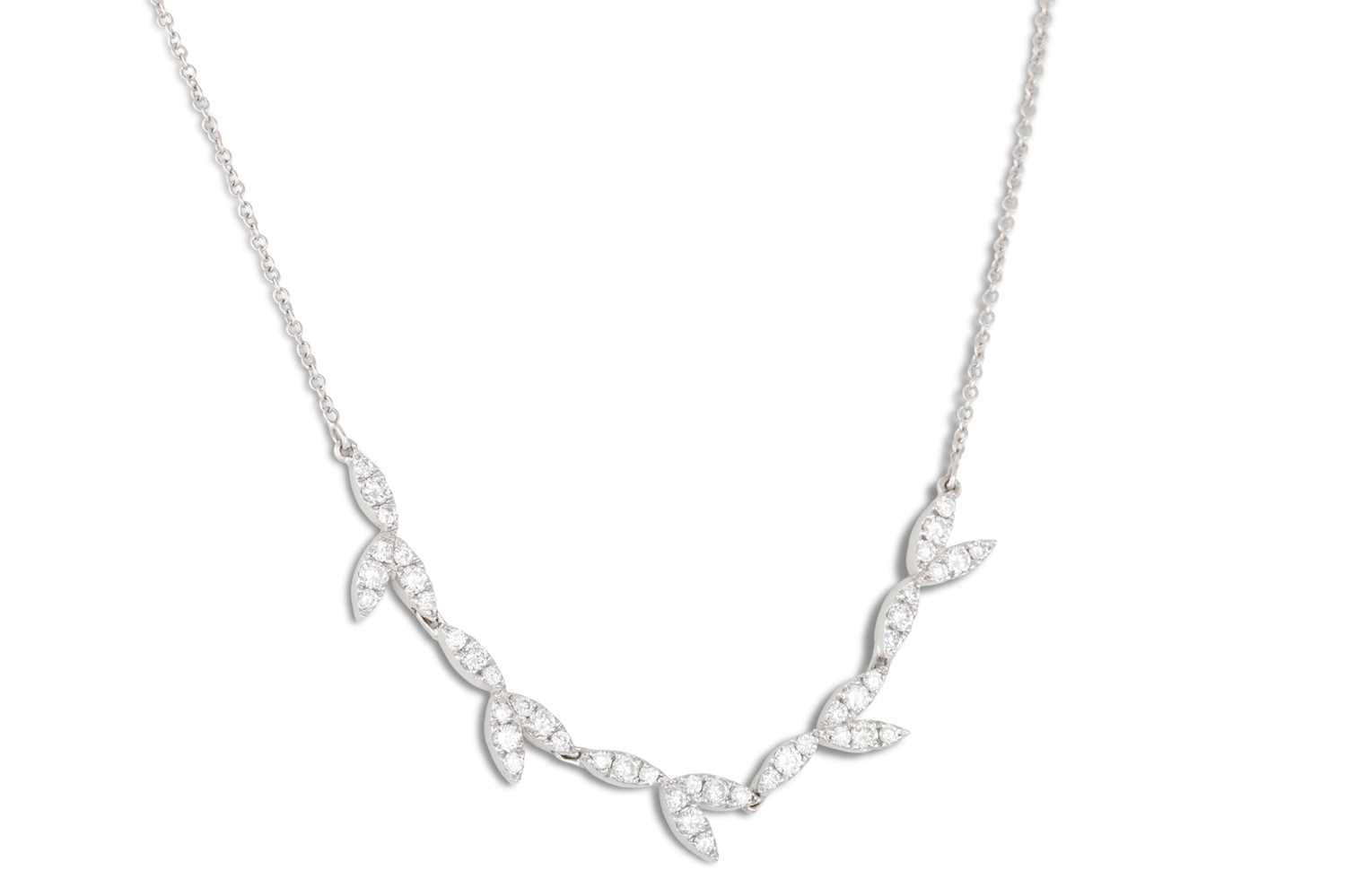 Lot 165 - A DIAMOND NECKLACE, comprising linked cluster...