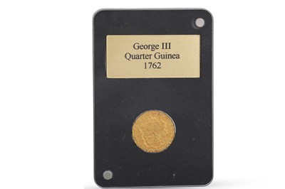 Lot 353 - A 1762 GEORGE III GOLD QUARTER GUINEA ENGLISH...