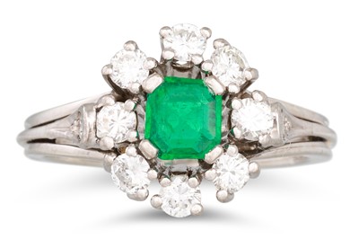 Lot 183 - AN EMERALD AND DIAMOND CLUSTER RING, the...