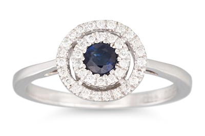 Lot 31 - A DIAMOND AND SAPPHIRE TARGET RING, mounted in...
