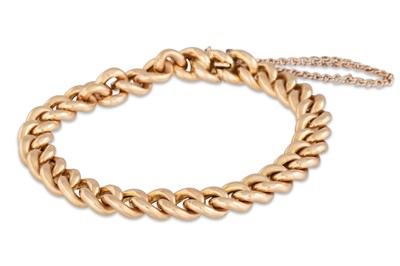 Lot 77 - AN ANTIQUE CURB BRACELET, in 15ct gold, 13.4 g.
