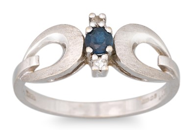 Lot 96 - A DIAMOND AND SAPPHIRE CLUSTER RING, the oval...