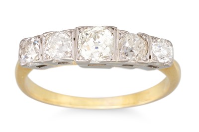Lot 101 - AN ANTIQUE DIAMOND FIVE STONE RING, the old...