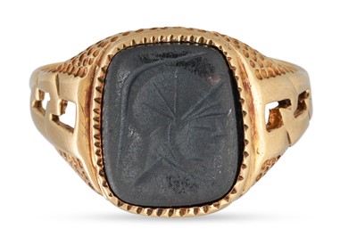 Lot 146 - A 9CT GOLD SIGNET RING