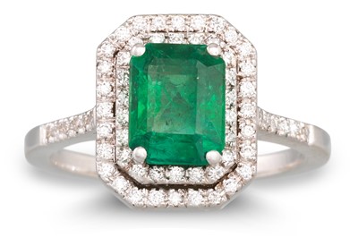 Lot 223 - AN EMERALD AND DIAMOND CLUSTER RING, the trap...