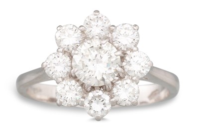 Lot 229 - A DIAMOND CLUSTER RING, the brilliant cut...