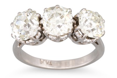 Lot 283 - A DIAMOND THREE STONE RING, the old cut...