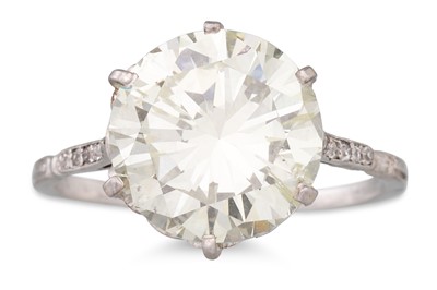 Lot 314 - A DIAMOND SOLITAIRE RING, the brilliant cut...