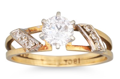 Lot 259 - A VINTAGE DIAMOND SOLITAIRE RING, the...