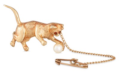 Lot 270 - A 9CT GOLD KITTEN BROOCH, set with a pearl,...