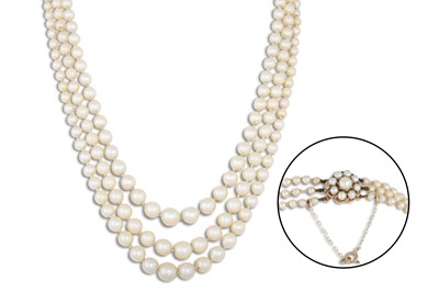 Lot 276 - A CULTURED PEARL NECKLACE, the triple rowed...