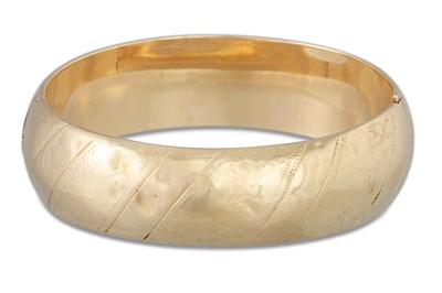 Lot 1 - A VINTAGE GOLD HINGED HOLLOW BANGLE, with...