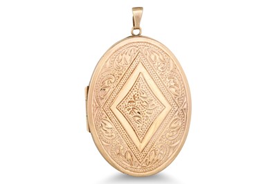 Lot 147 - AN OVAL PHOTO LOCKET, mounted in 9ct gold, ca...