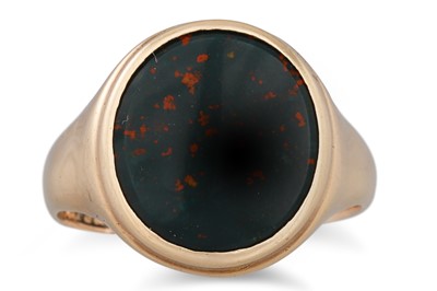 Lot 280 - A GENT'S SIGNET RING, set with bloodstone,...