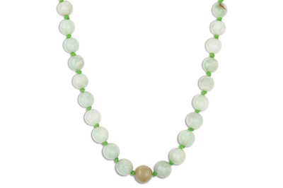 Lot 359 - A JADE NECKLACE, beaded and knotted