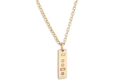 Lot 179 - A 9CT GOLD INGOT PENDANT, and a 9ct gold chain,...