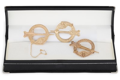 Lot 186 - THREE 9CT GOLD TARA STYLE BROOCHES, 20 g.