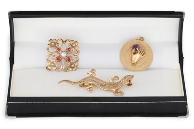 Lot 214 - A 9CT GOLD SALAMANDER BROOCH, together with a...